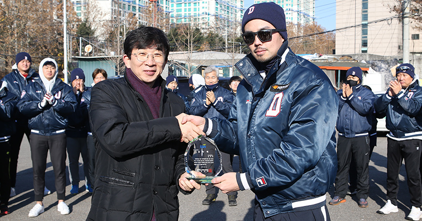 오재원 교복지원사업 기념패