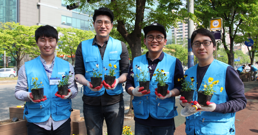 &#60;Creating a flower road&#62; along Seongnam Culture Street 2