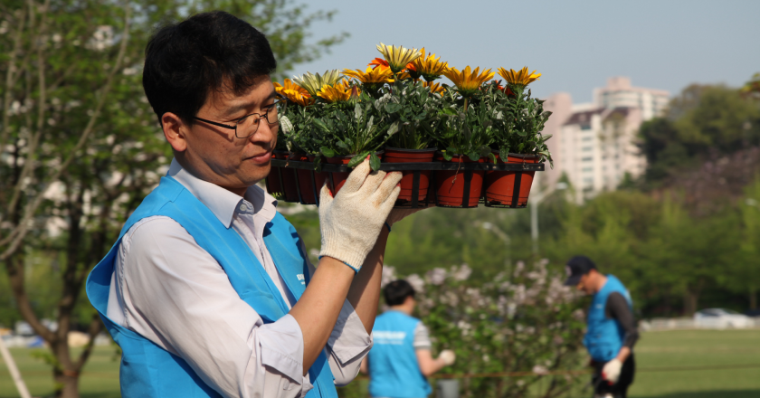 &#60;Creating a flower road&#62; along Seongnam Culture Street 3