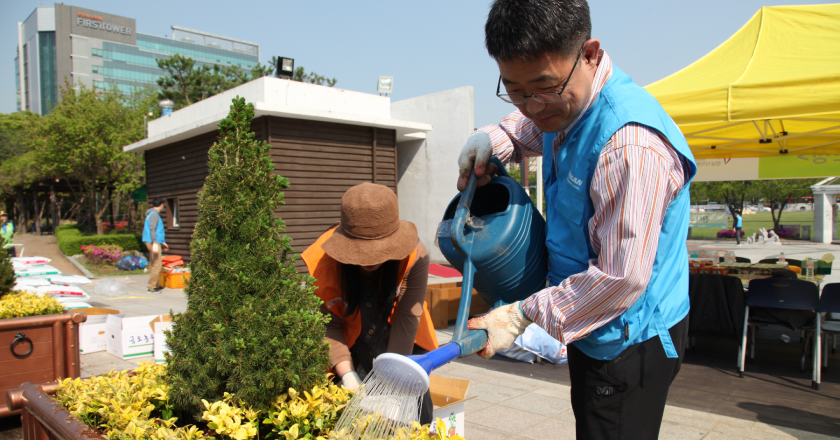 &#60;Creating a flower road&#62; along Seongnam Culture Street 6